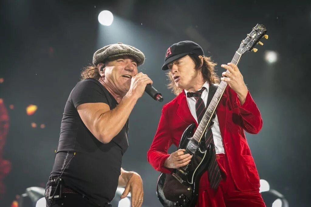 AC/DC группа концерт. АС ДС участники группы. Рок группа ИСИ ДИСИ. AC DC австралийская группа. Ac dc группа песни слушать