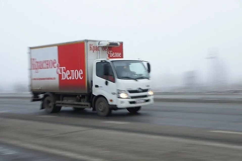 Водители кб. Грузовик красное и белое. Водитель красное белое. Итеко транспортная компания. Итеко собственник.