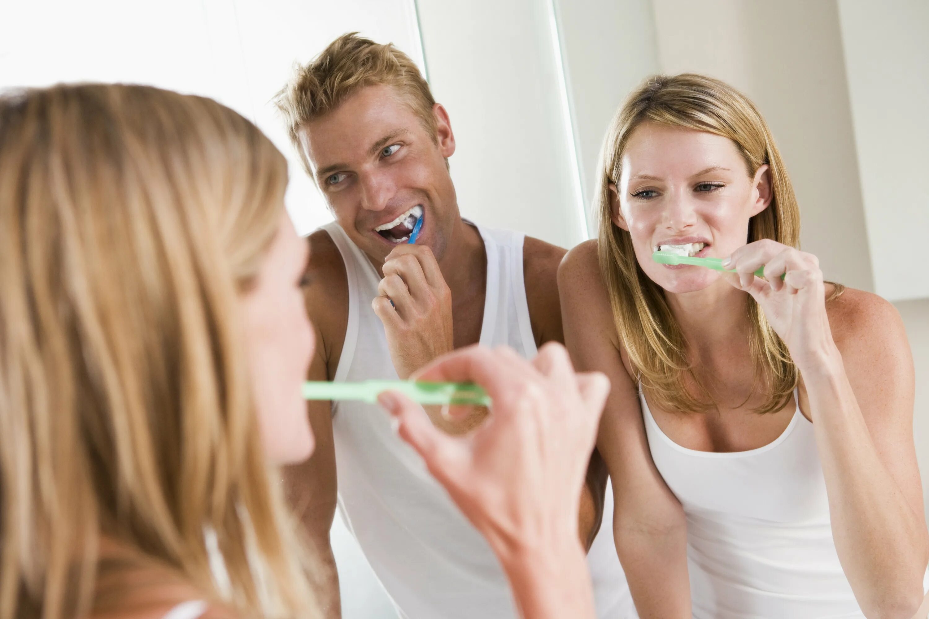 Муж чистит жену после. Чистим зубы!. Человек чистит зубы. Зубы мужчин и женщин. Мужчина и женщина чистят зубы.