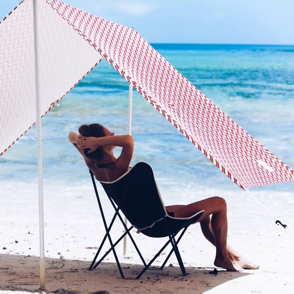 Лето солнце. Крем солнцезащитный. Девушка с солнцезащитным кремом. Прячется от солнца. Крем солнцезащитный.