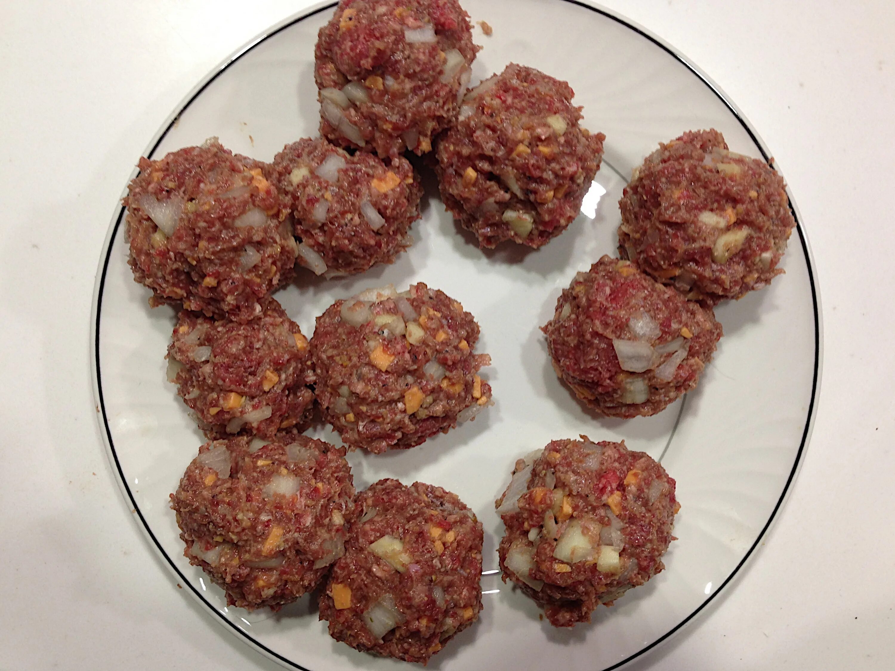 Почему фрикадельки. Фрикадельки. meatballs мясо. фрикадельки сырые. жареные фрикадельки.