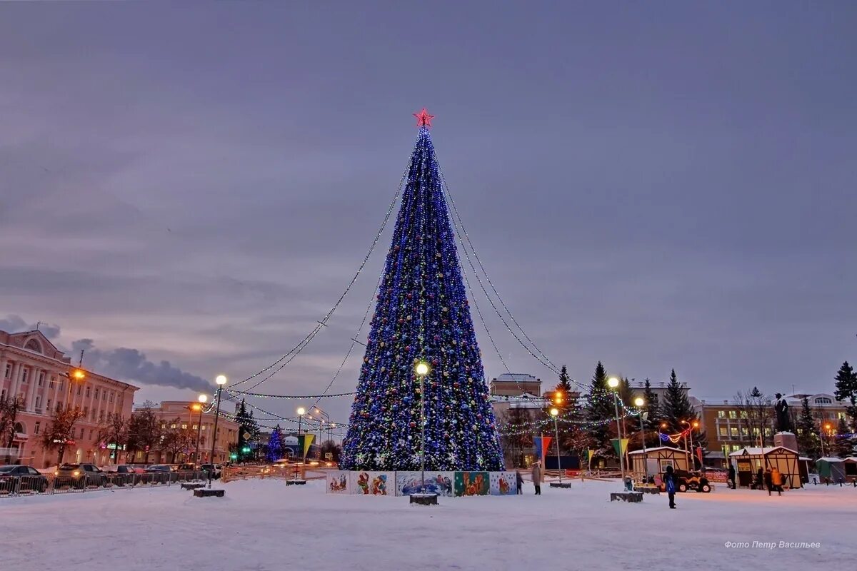 Елка в питере 2022 на дворцовой площади. Ёлка на дворцовой площади в санкт-петербурге 2021. До какого числа стоит елка на площади. Дворцовая елка спб 2022. Елка на дворцовой площади 2020.