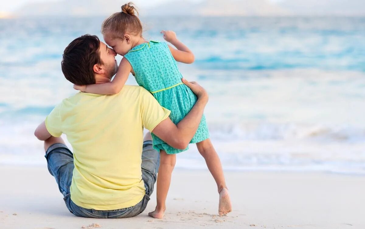 Between father and his beloved daughter. Детям о папе. Родители играют с детьми. Father's Day игра. Папа и сын.