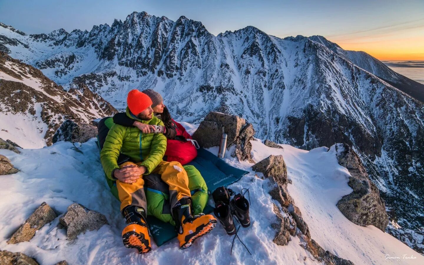 Adventures couples. Туристы в горах. Зимние походы в горы. Поход в снежные горы. Фотосессия в горах.