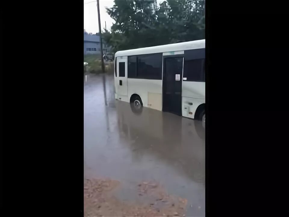 Автобус утонул.
