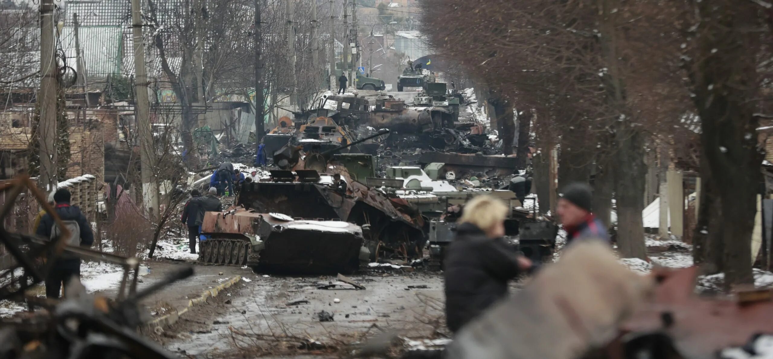 Сколько погибших за время спецоперации. Буча Разбитая Российская Военная колонна. Разбитая украинская техника в городе.