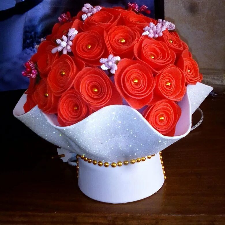 букет на плафоне из изолона. букет светильник из фоамирана. букеты из изолона маленькие. светильники из изолона. оригинальный букет из фоамирана.