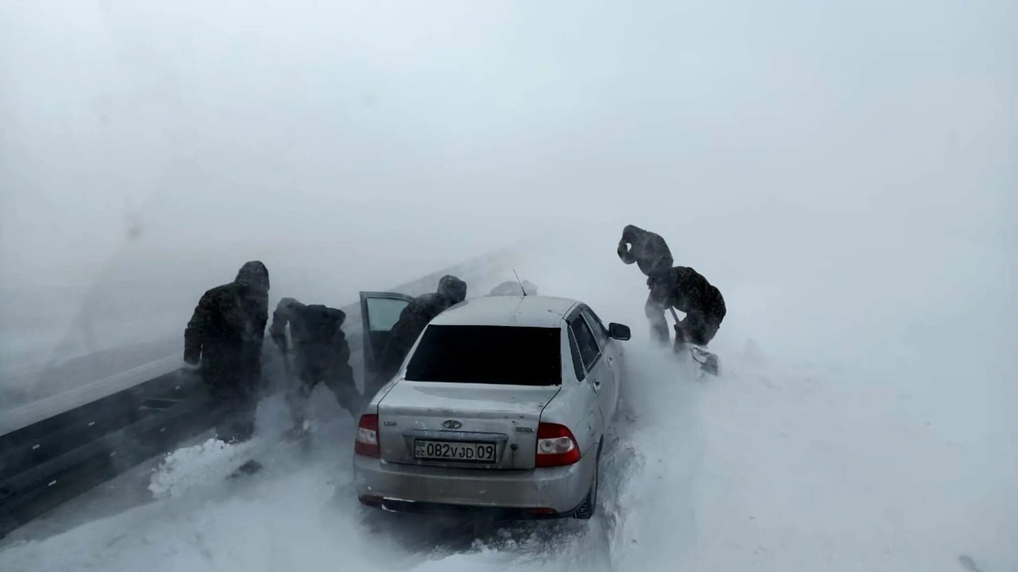 Какие дороги закрыли в казахстане. Снежные заносы на трассе. Снежные переметы на дорогах. Снежные заносы в Казахстане. Снежный плен на дороге.