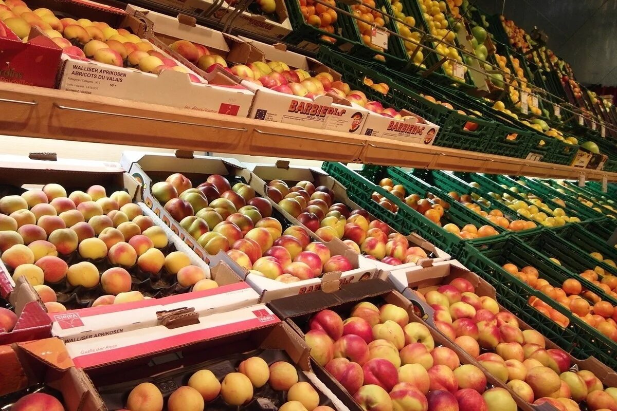 Фрукты в начале июня. Базар фрукты персики. Ящики с фруктами на рынке. Рынок продуктовый персики. Китайский супермаркет фрукты.