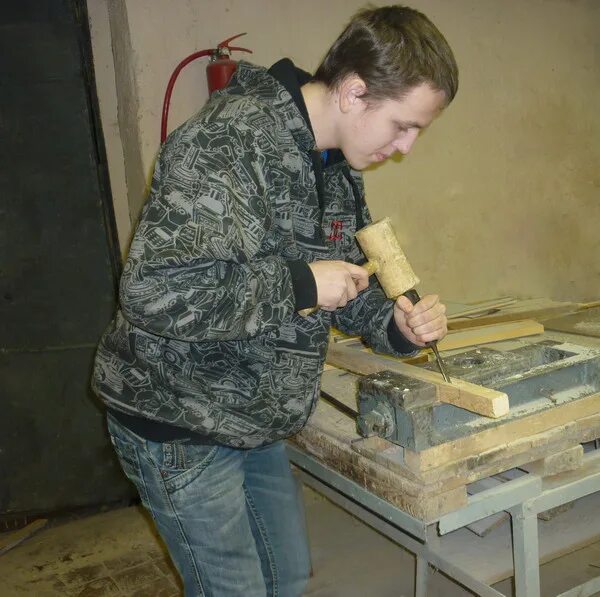 Мастер столярного и мебельного производства. Столярная мастерская сергея лакутина. Сколько денег зарабатывает столяр. Столярный мастер. Омск столяр.