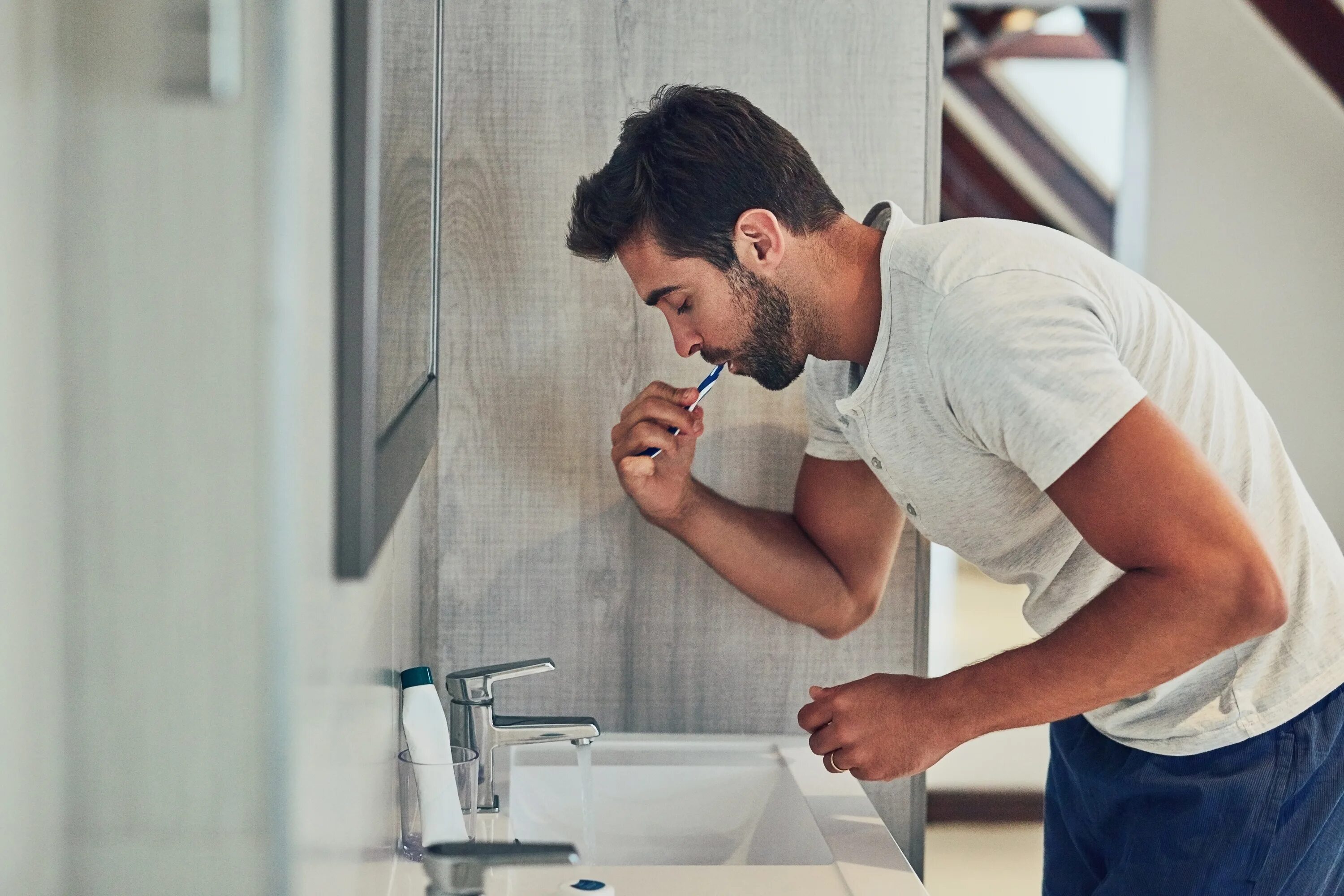 Мужчина чистит зубы. Чистка зубов мужчина. Человек в раковине. Человек чистит. Мужской чистить