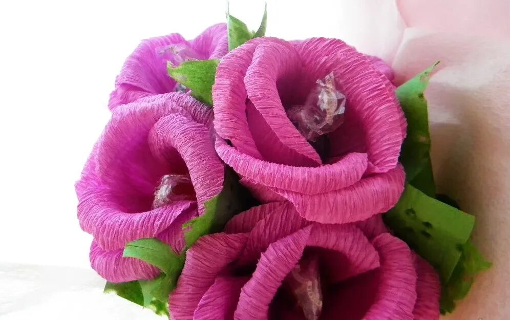 Цветы из гофрированной бумаги мастер класс. Гладиолусы в гофрированной бумаге. Цветы из крепированной бумаги. Цветы изгафрироной бумаги. Цветы из гофрированной бумаги.