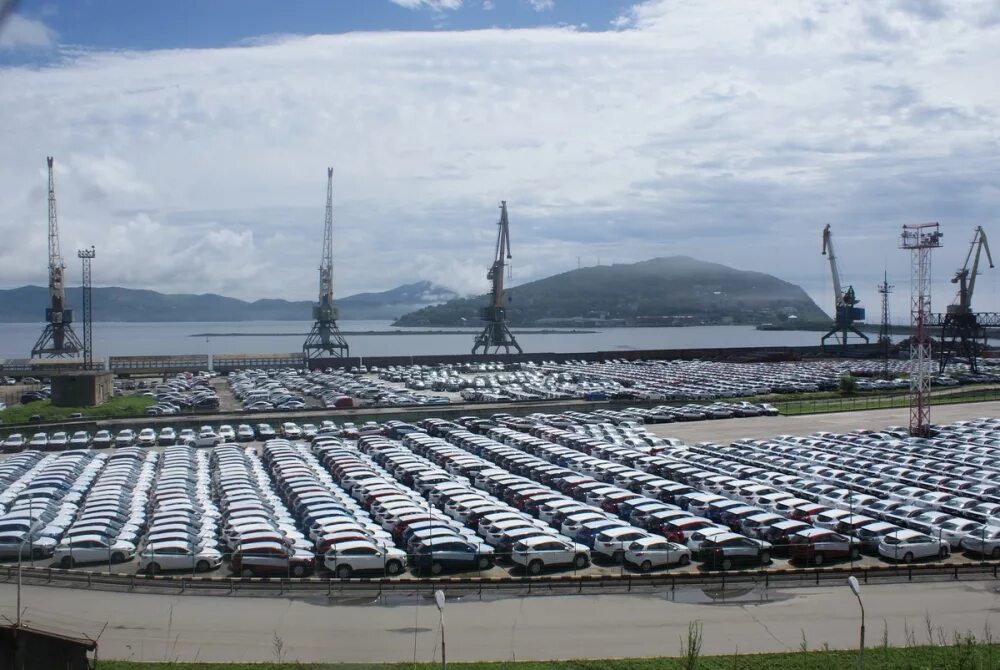 Таможня порт Владивосток. Таможня Владивосток машины. Автомобили в порту. Порт Владивостока автомобили.