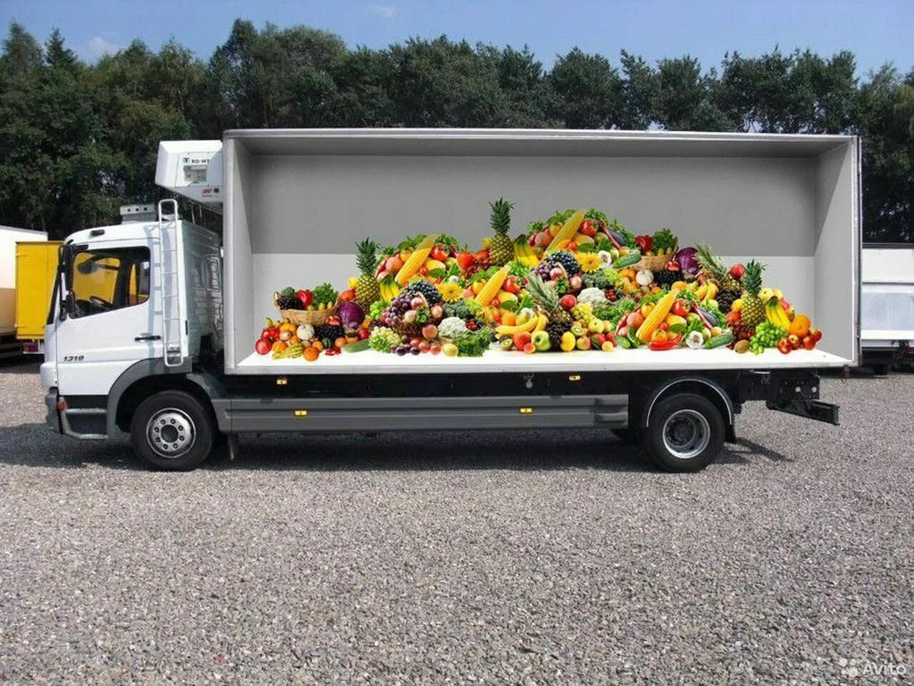 Доставка заморозки. Автомобиль для перевозки фруктов. Машина для перевозки овощей. Грузовик с продуктами. Фургон с фруктами.