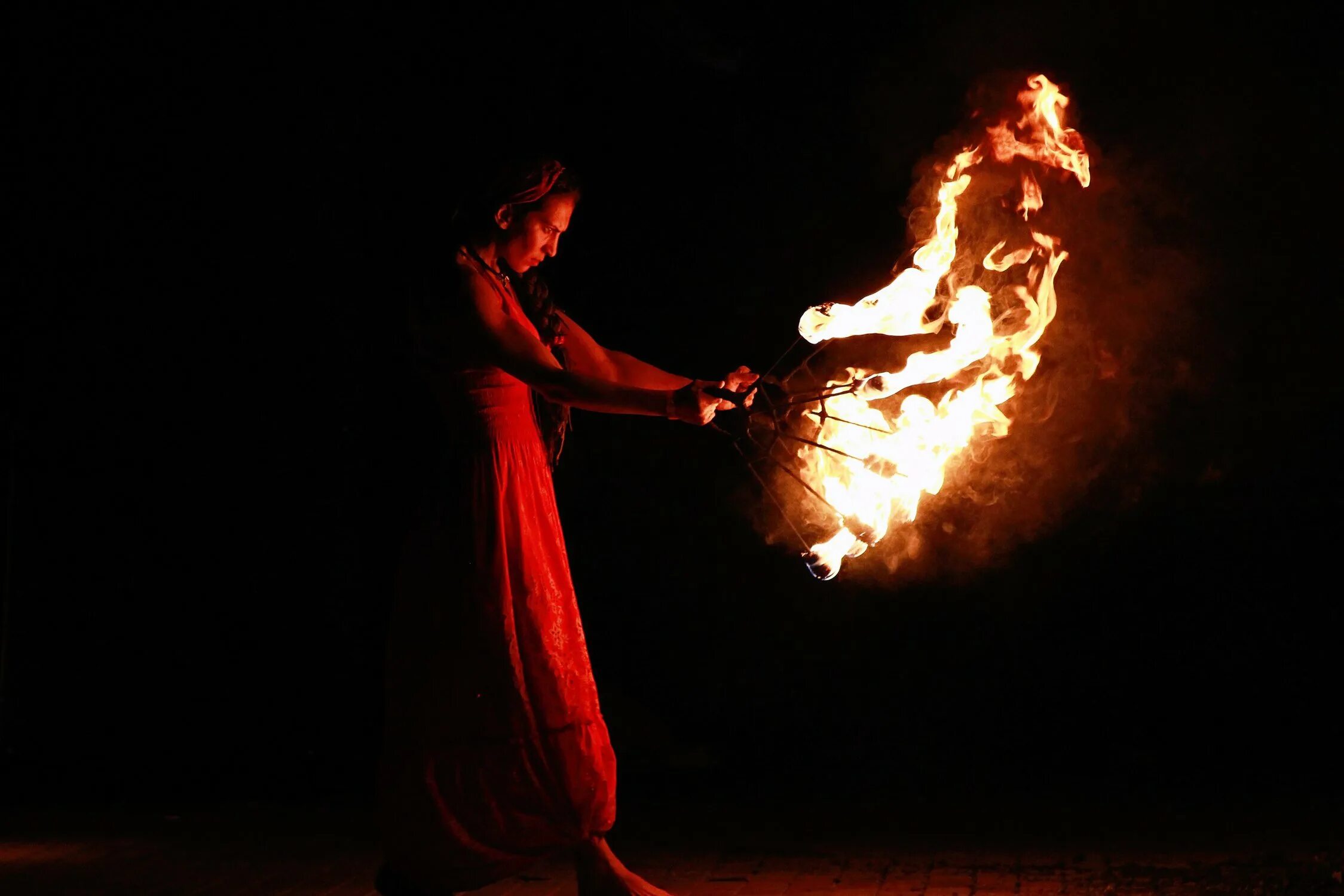 Пожар в лесу от костра. Огонь в руке. Поддаваться огню. Костер магия. Поддаваться огню.