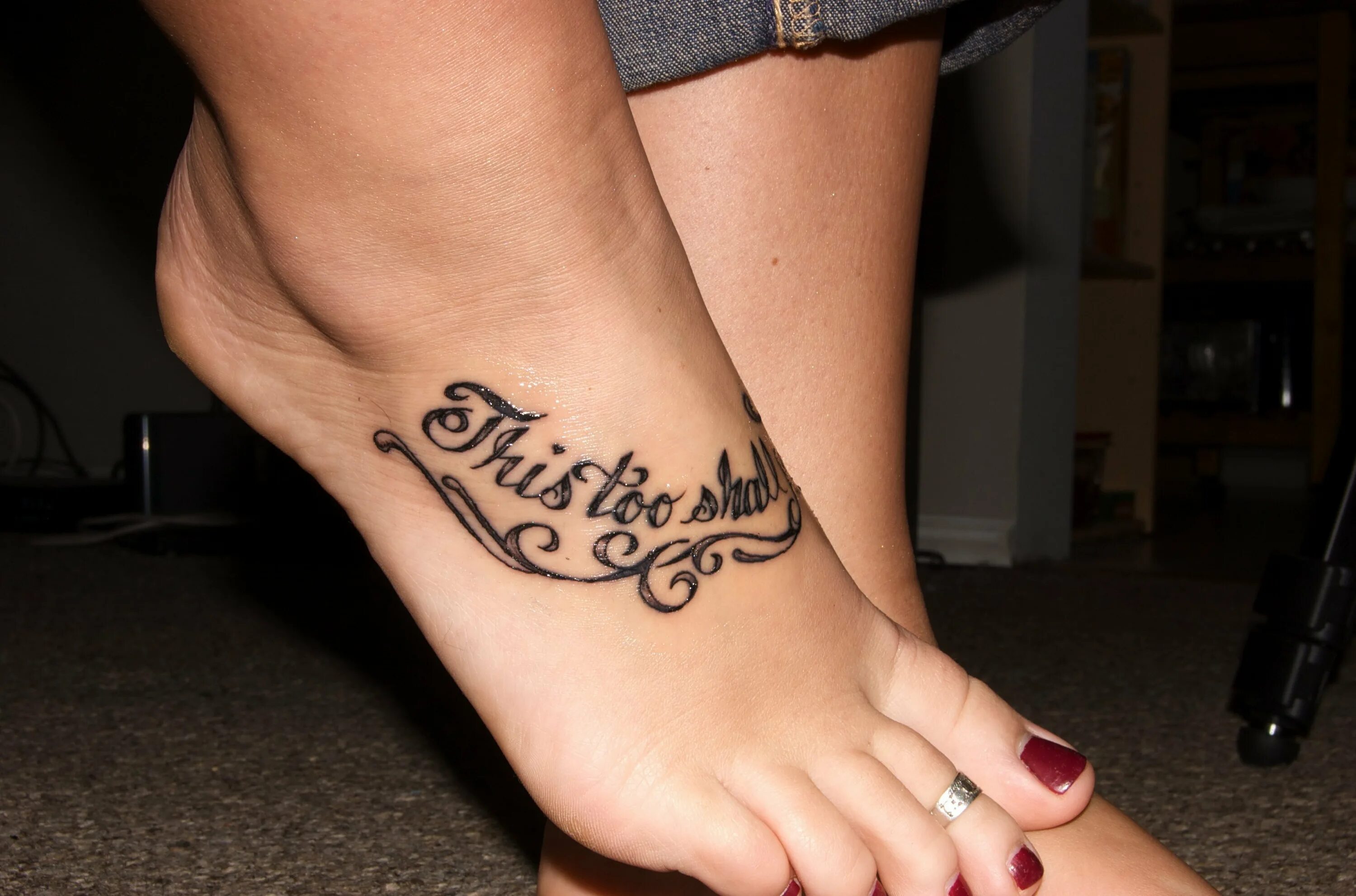 Тату на ноге. Татуировки для девушек на ноге. Тату для девушек на ноге надписи. Тату на ступне. Надписи на подошве