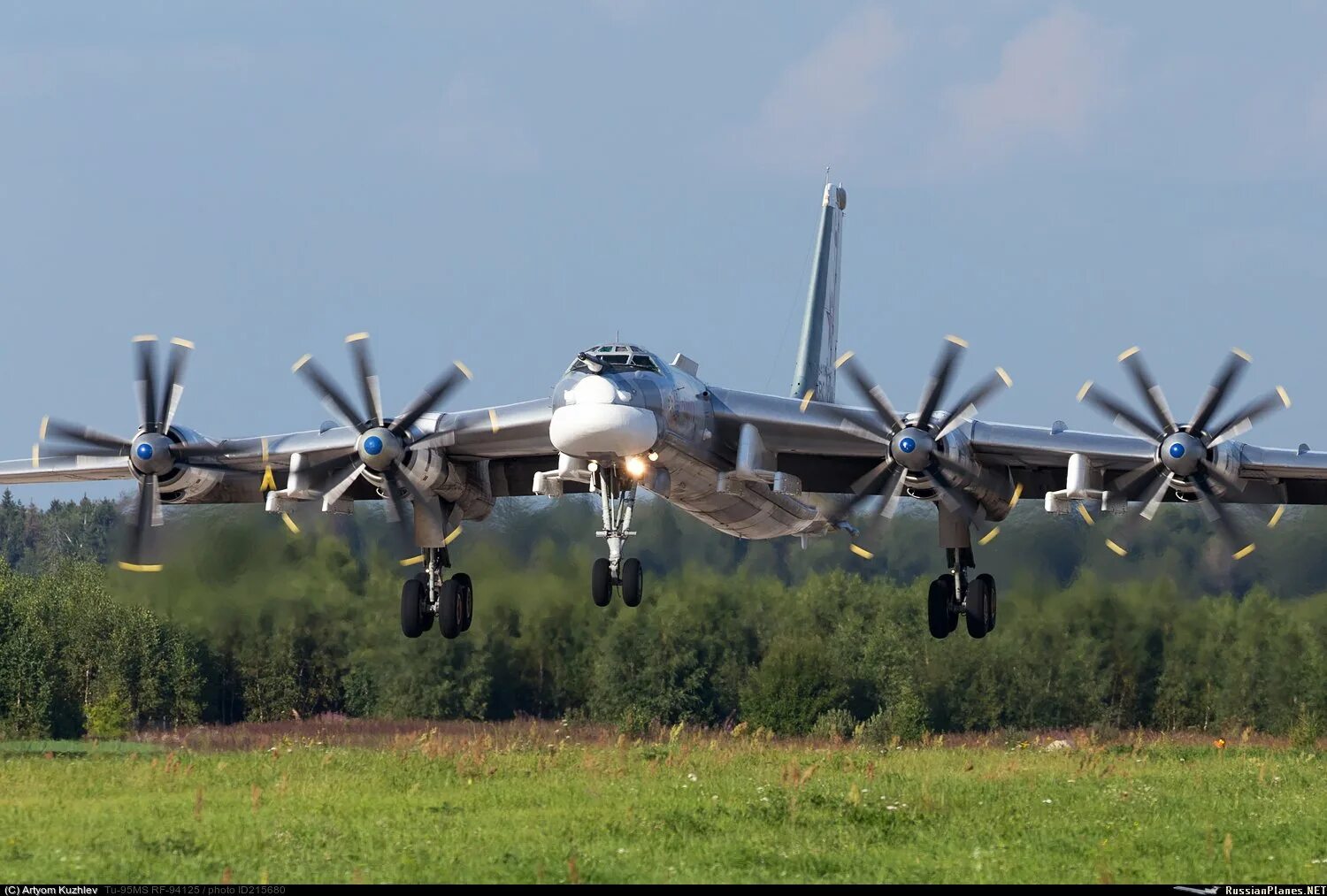 Самолет дальней авиации ту-95 мс. Туполев ту-95мс. Ракетоносец ту-95мс вкс россии. Ту-95мс. Ту-95 мс бомбардировщик.