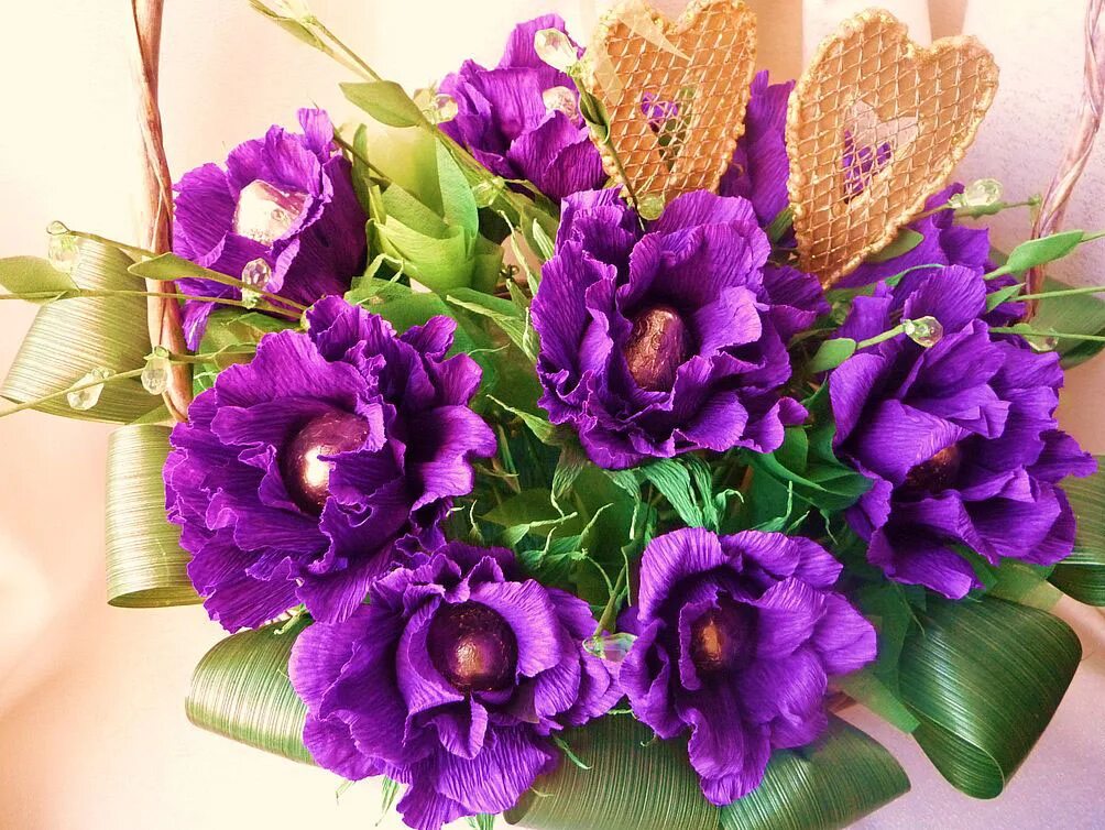 Букет из конфет своими руками. Цветочно конфетный букет. Цветы из конфет и гофрированной. Конфетный букет мини. Букет из конфет и гофрированной бумаги.