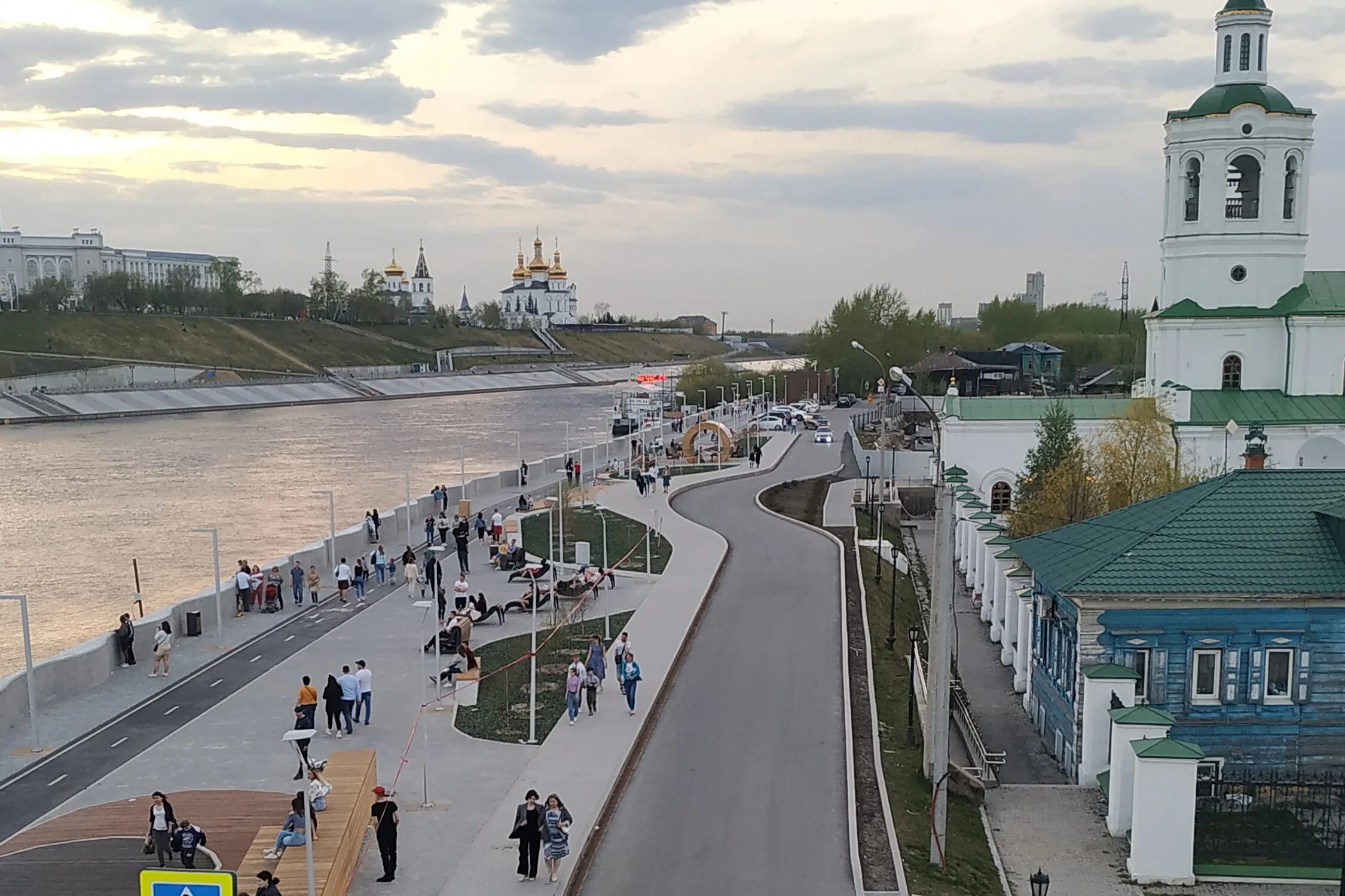 Набережная реки тура Тюмень. Набережная Тюмень левый берег. Левый берег Тюмень новая набережная. Набережная Тюмень правый берег. 25 левый берег