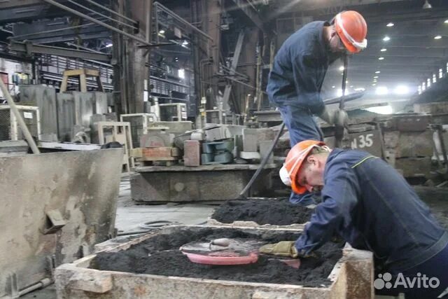 Профессия формовщик на литейном производстве. Формовка опок для литья. Стерженщик ручной формовки. Формировщик ручной формировки. Ручные формовщики.