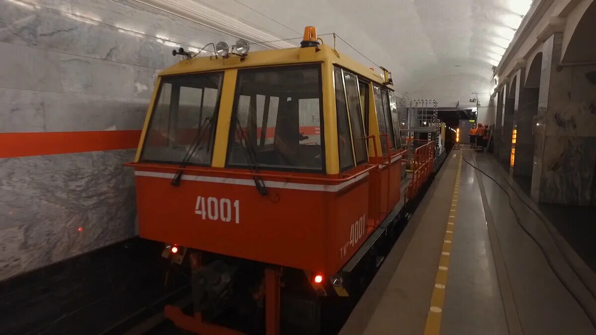 Машина в метро спб. Вагоны метро петербургский метрополитен. Авто подземка. Метро тоннель подземелье московского метрополитена. Кудрово (станция метро).