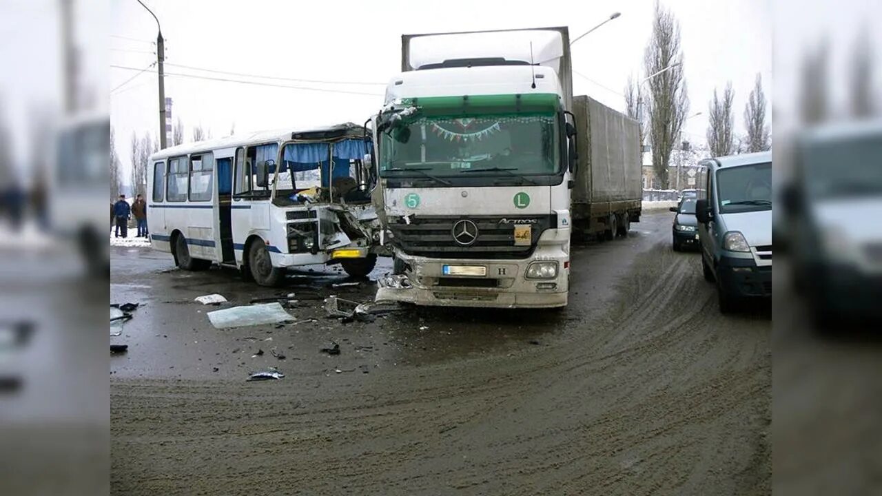 Дтп грузовые автомобили. ДТП автобус и грузовой автомобиль. ДТП рейсовый автобус и грузовой автомобиль. LNG fdnj,ECF B fdnj.