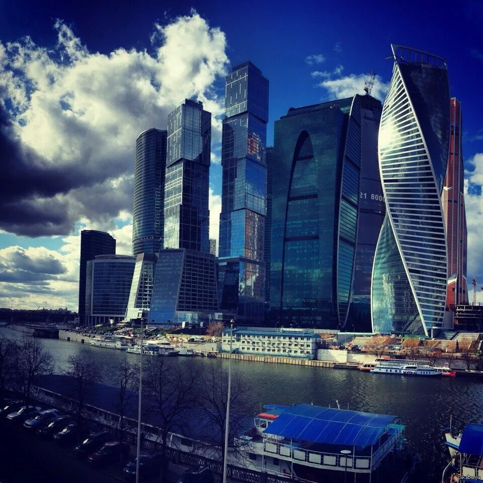Москоу Сити набережная. Набережная с видом на Москоу Сити. Вид на Москва Сити с набережной. Набережная напротив Москоу Сити.