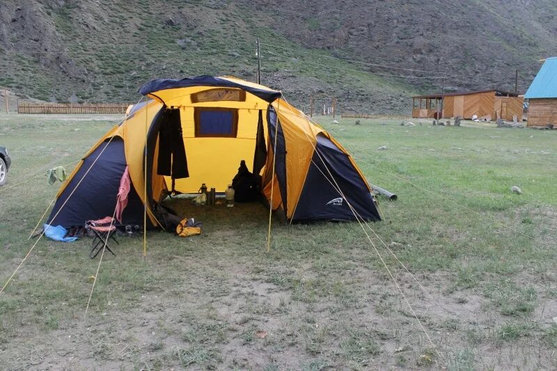 палатка алтай. горный алтай палаточный городок. белый камень турбаза горный алтай. горный алтай кемпинг палатки шавлинские озера. палаточный кемпинг горный алтай.