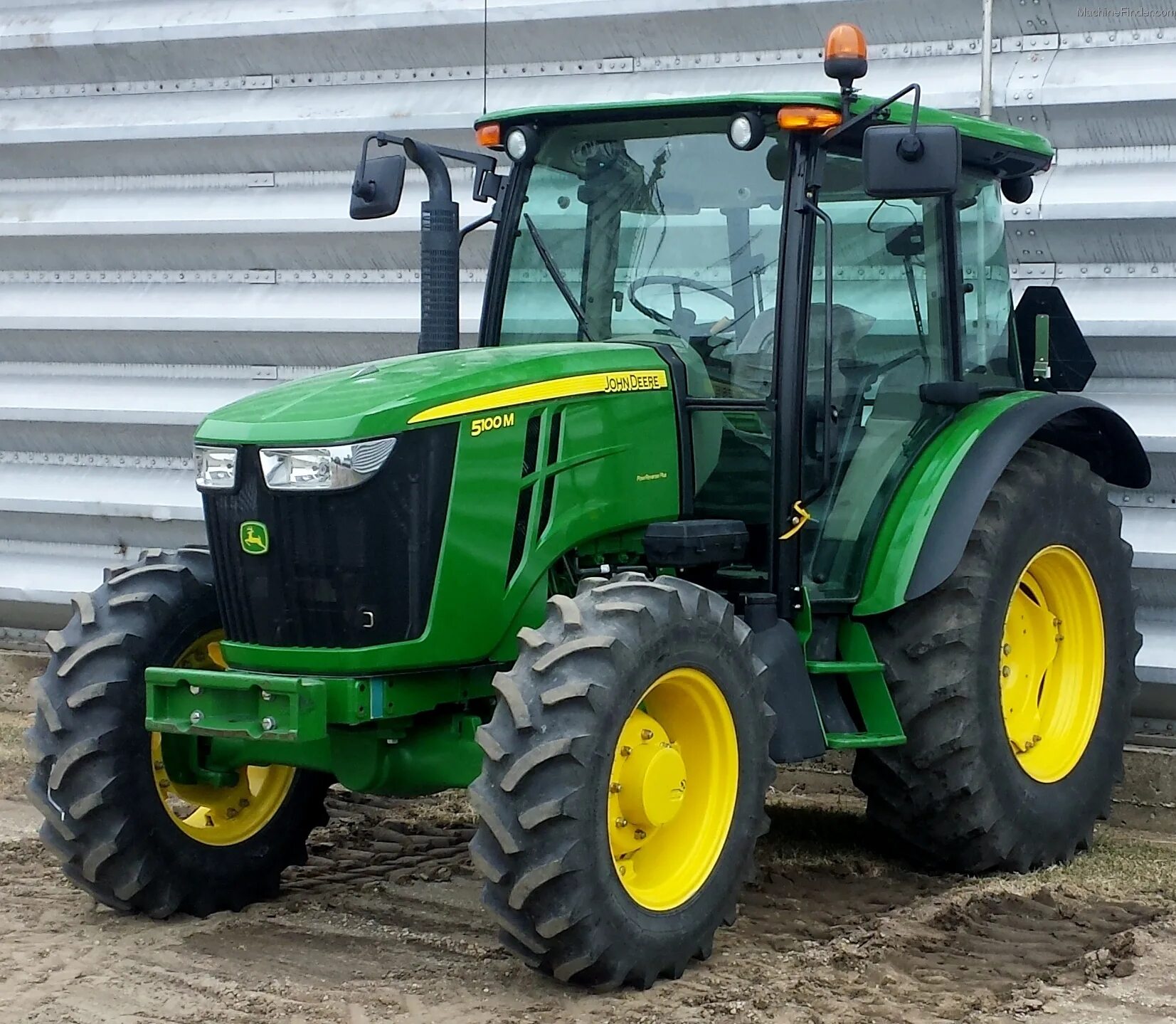 Стоит трактор. John deere 5100m. john deere трактор. джон дир 6920. трактор джон дир 100 л.с.