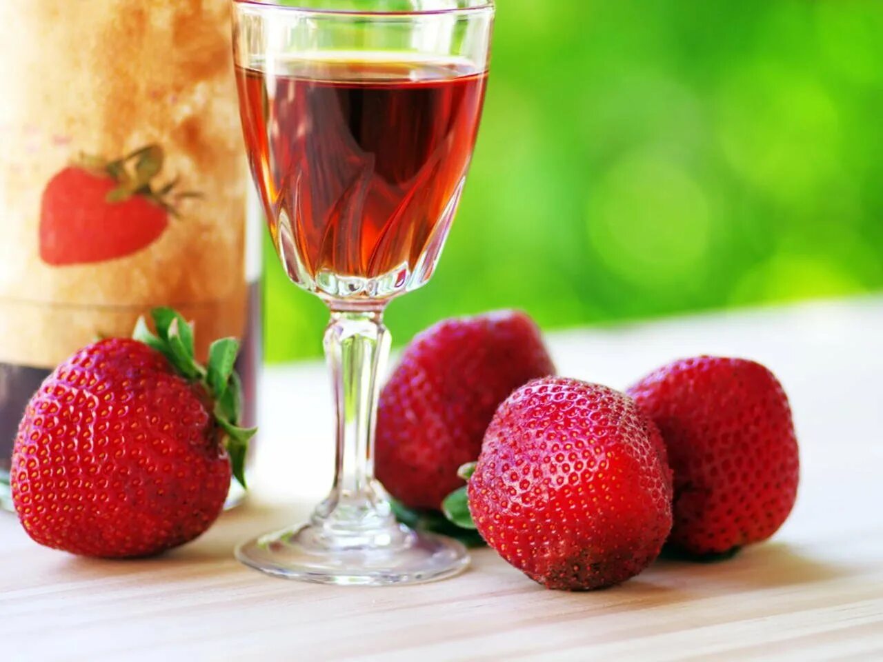 Some strawberry. Some strawberry. Малина и клубника отличия. Клубника малина. Земляничная наливка.