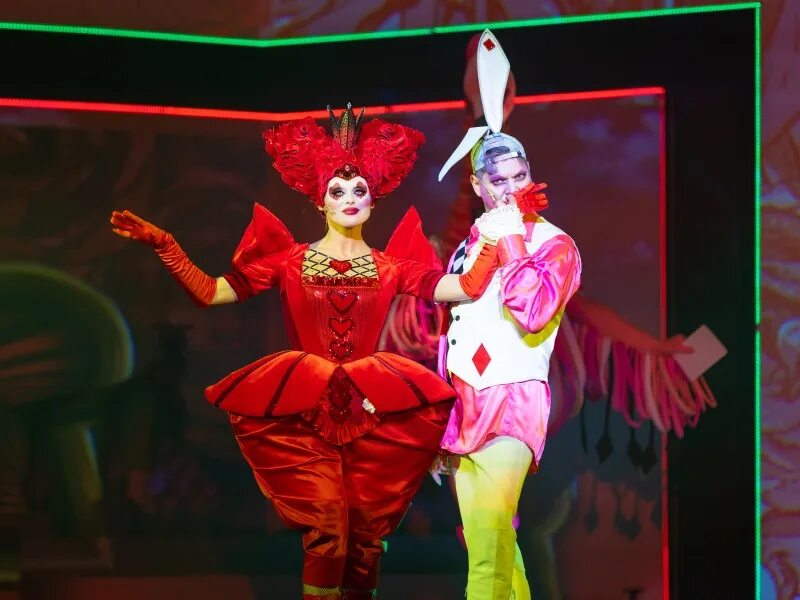 театр алиса. алиса в стране чудес новосибирский музыкальный театр. алиса в стране чудес спектакль. алиса в стране чудес музкомедия. алиса в стране чудес театр музыкальной комедии.