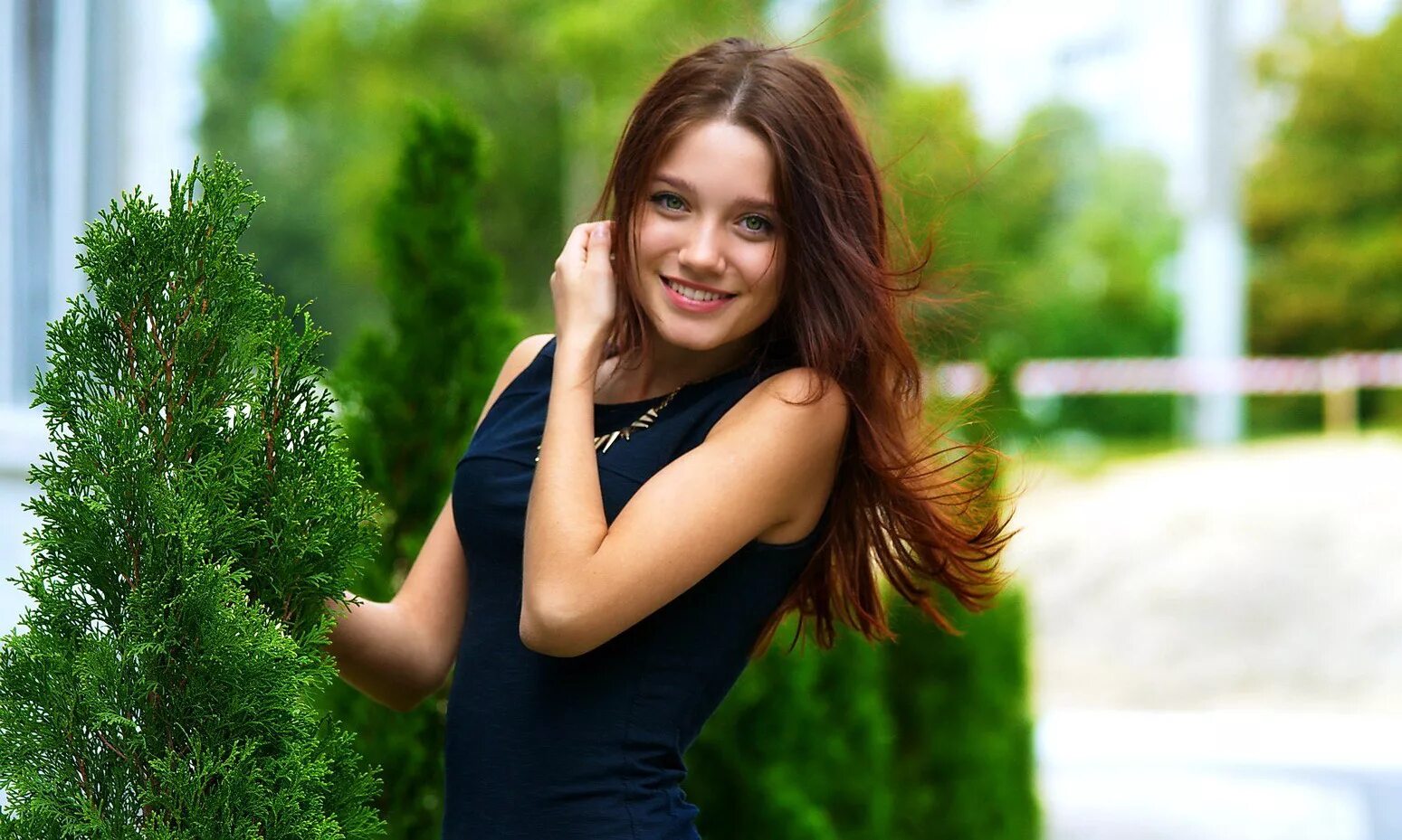 Топ 10 лучших видеочатов. Live girl can. Девушка прислонилась к стене. Live-cam модель. Online girls live real авсрия.