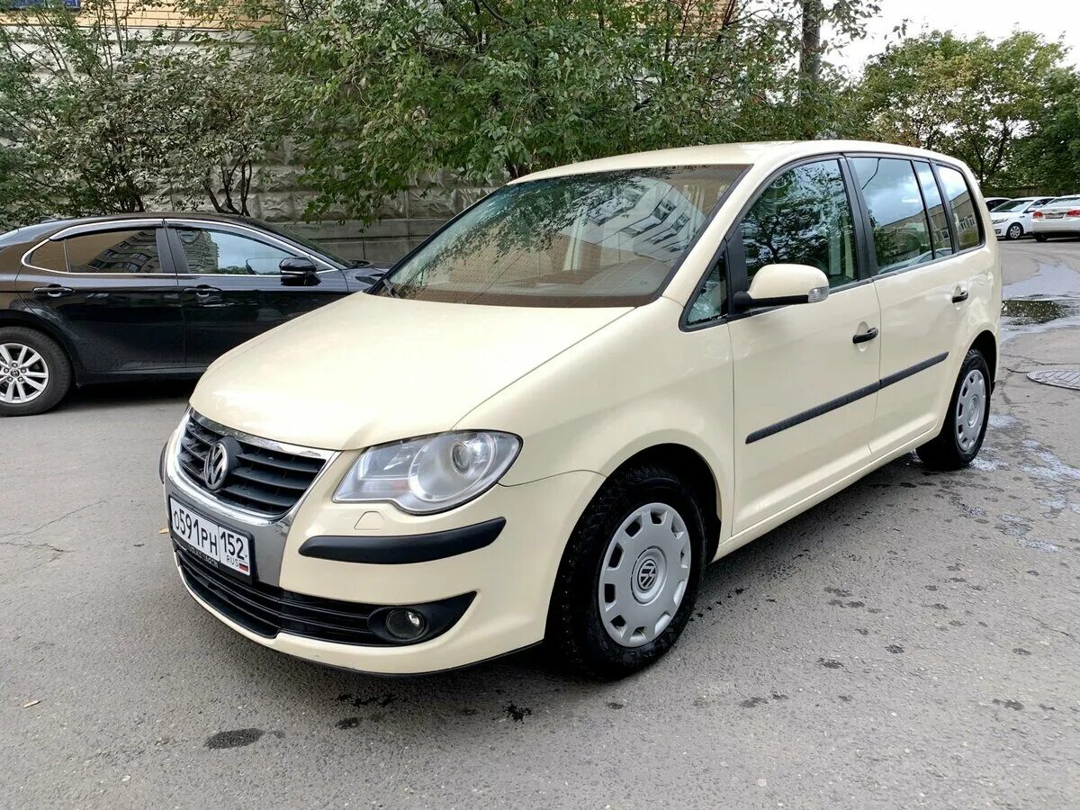 Фольксваген туран 1.9 купить. Фольксваген Туран 2009. VW Touran 2009. Volkswagen Touran 1 Рестайлинг. Фольксваген Туран 2009 года.