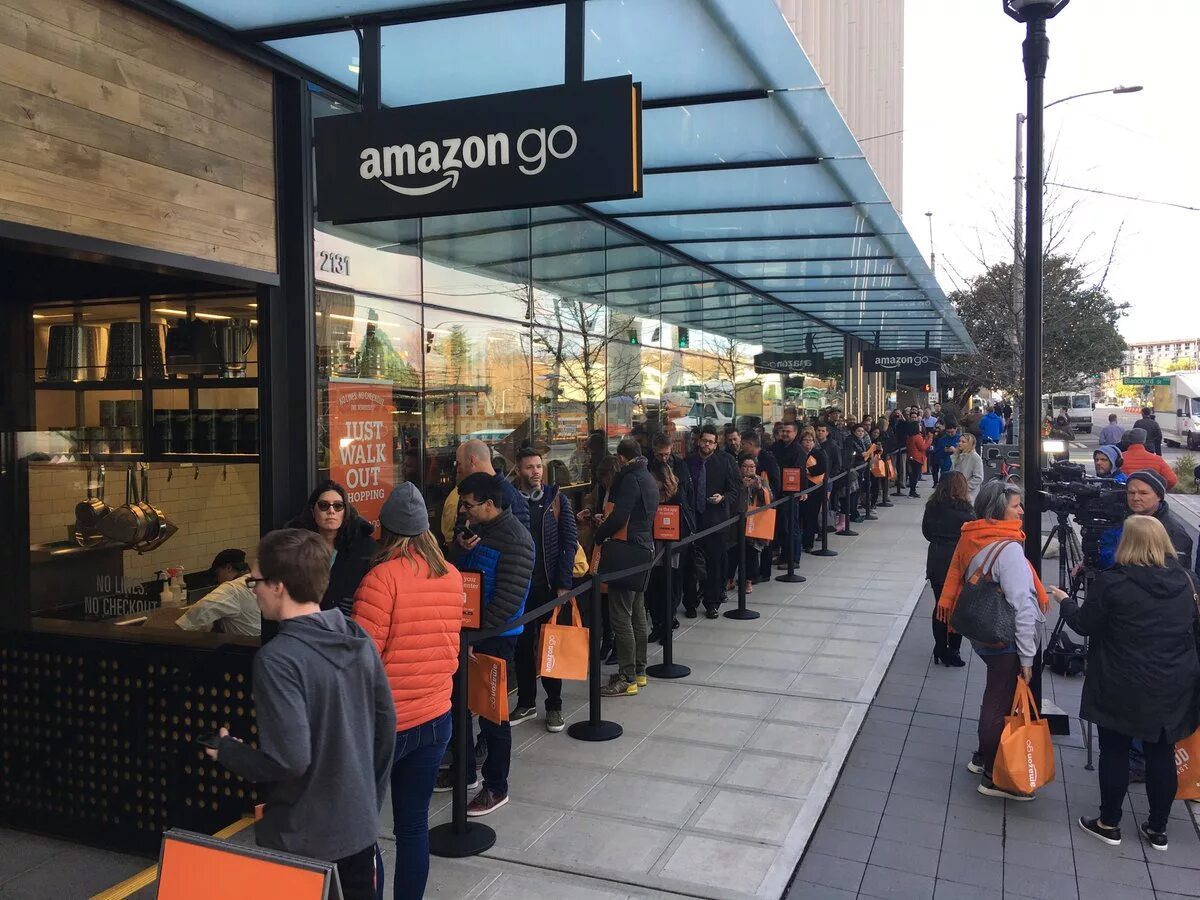 Амазон без. Магазин амазон в сша. офлайн магазин. амазон очереди магазин. amazon go магазин.