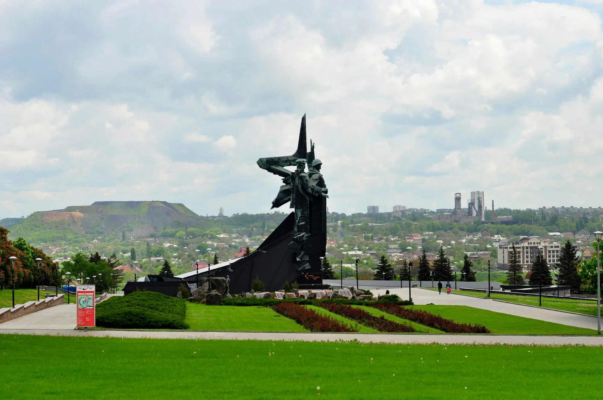 В каком городе находится освободителям. Монумент освободителям донбасса. монумент освободителей добнбасса. памятник освободителям донбасса в донецке. парк ленинского комсомола донецк.