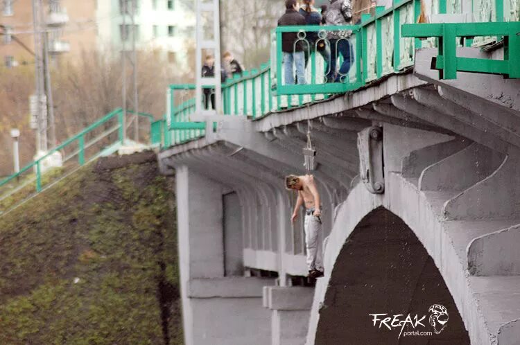 Под мостом под мостом текст. Подвешенный мост. под мостом прикол. братеевский мост суицид.