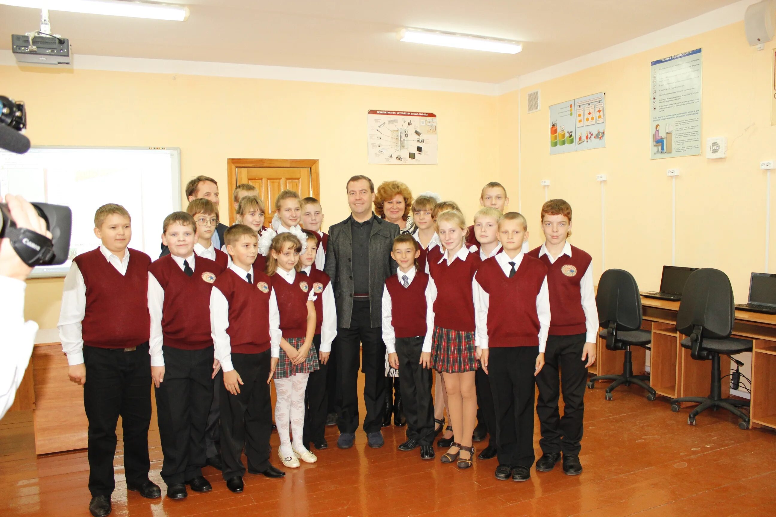 школа 17 димитровград. 203 школа новосибирск родники. школа 203 новосибирск. название учреждения школы. школа номер 1 тучина сапожок.