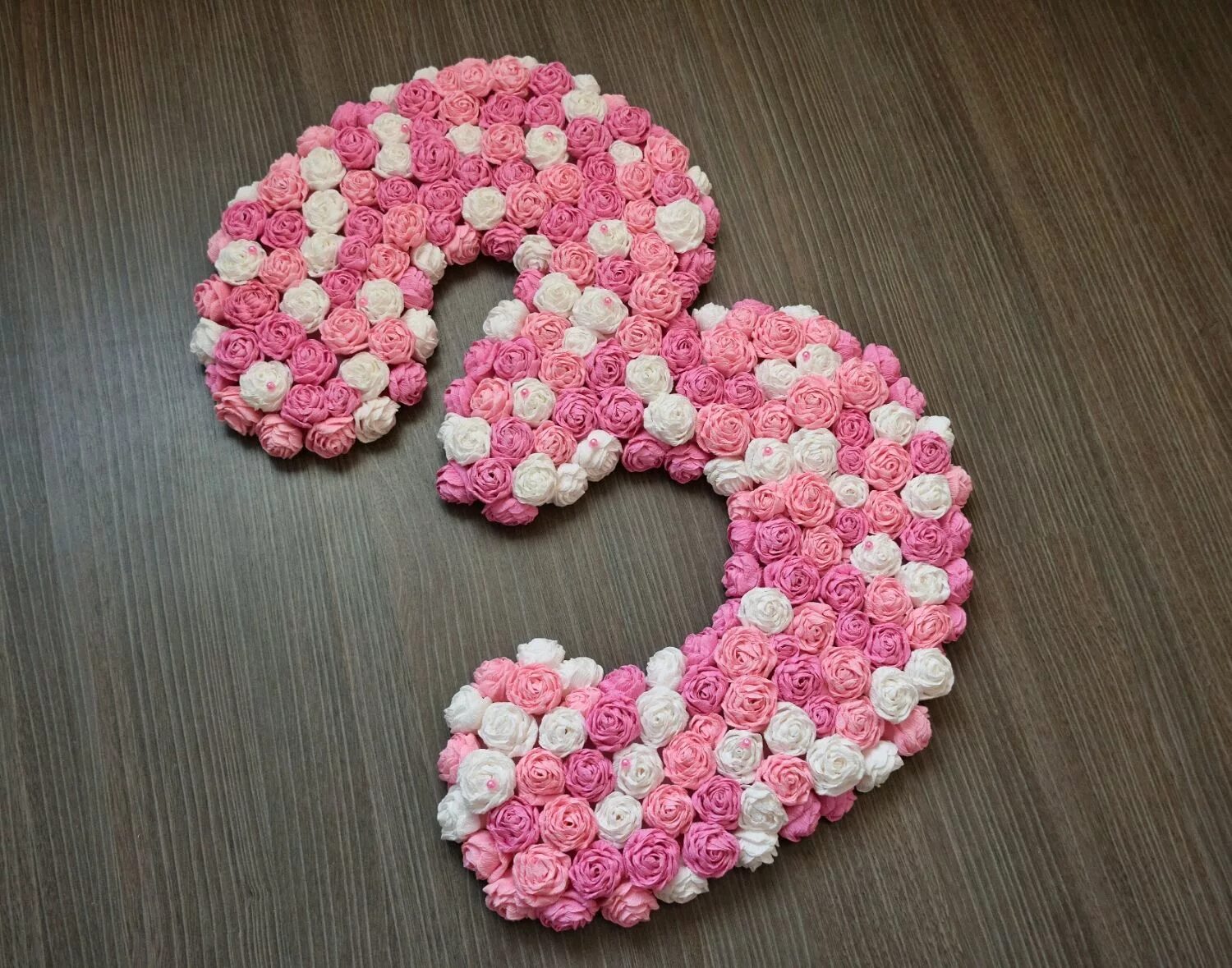 цифры из любого материала. поделка цифра. поделка буквы из разных материалов. цифры объемные для фотосессии. цифра из подручных материалов.