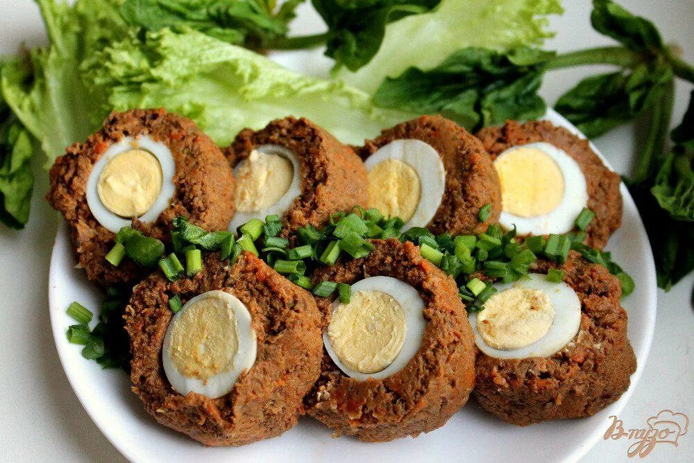 Рулет из печени и яиц рецепт. Мясной рулет с перепелиными яйцами. печеночный рулет с яйцом. рулет из куриной печени с яйцом. печеночный рулет с яйцами внутри.