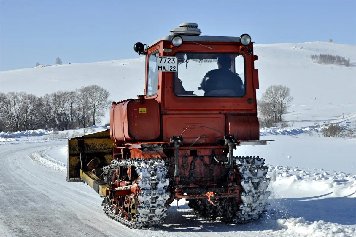 Д т зимнее. Алтайский трактор дт75. ДТ-75 трактор гусеничный. Трактор гусеничный ДТ-75т. Трактор ДТ 75 алтаец.