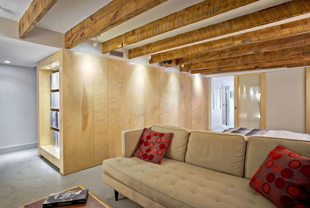 Декор кирпич в интерьере. Отделка комнаты в доме ламинатом. Деревянная отделка стен. Спальня в доме. Отделка стен деревом.