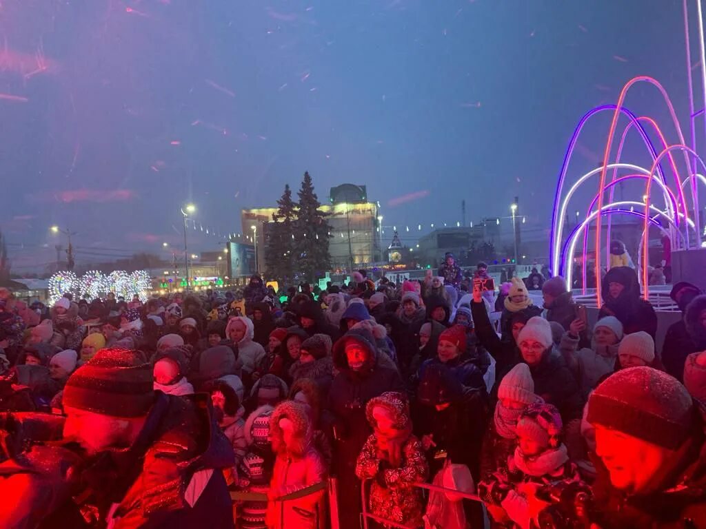 Омский главный сайт. Омск елка 2023. Главная елка Омска 2022. Главная городская ёлка на площади. Омск новый год.