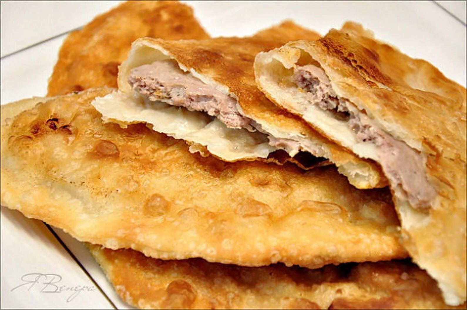 чебуреки с мясом. чебурек хркстящее. тесто для чебуреков хрустящее пузыристое. тесто для чебуреков вкусное хрустящее. сочный чебурек.