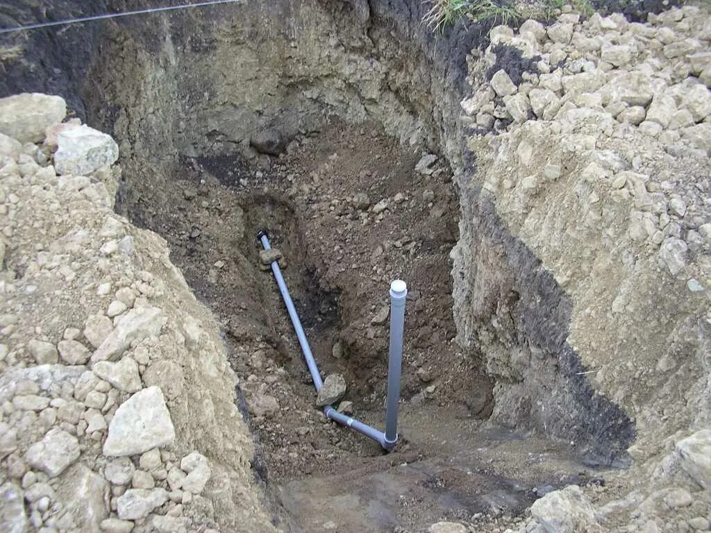 Закладная труба для водопровода. Труба под фундамент для водопровода. Трубы для воды под землю. Закладка трубы под канализацию.