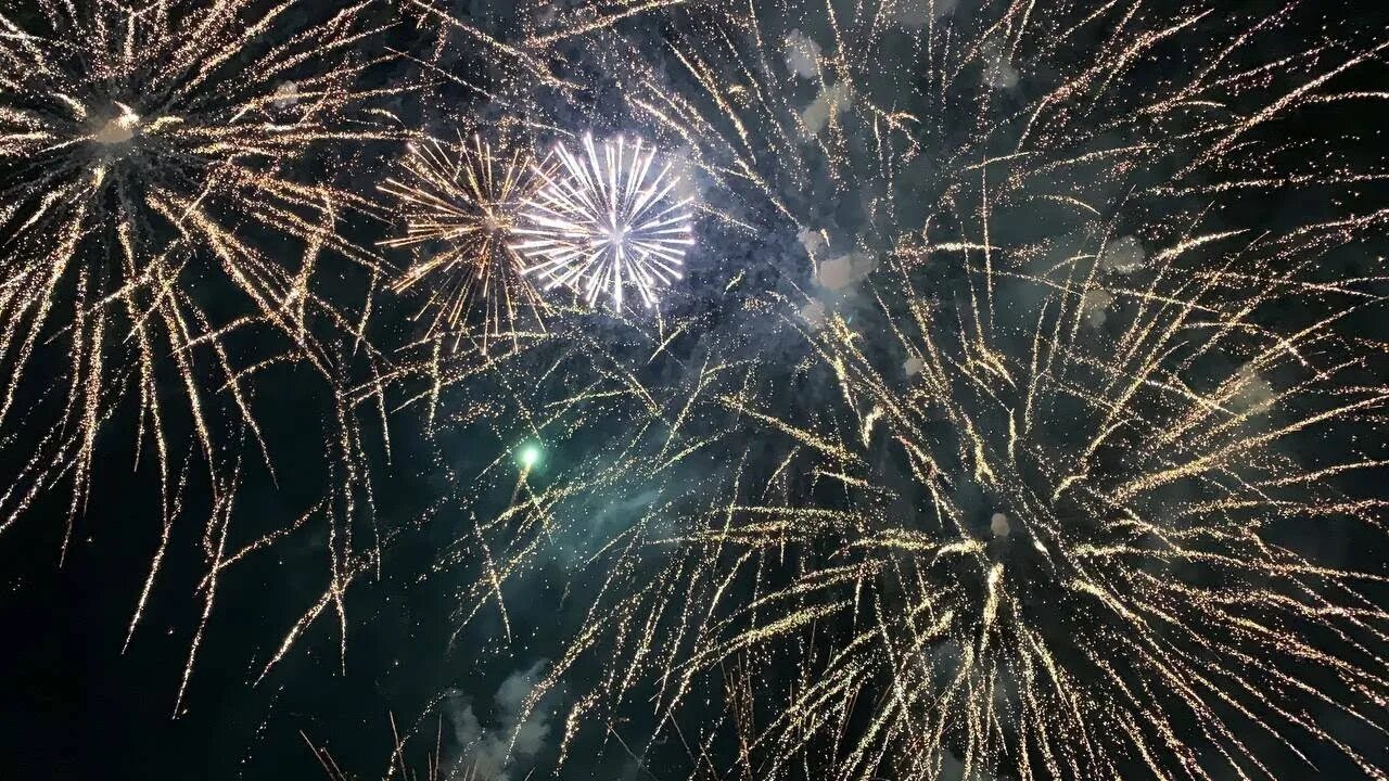 В уфе будет салют. Салют уфа. 9 мая уфа 2025 салют. праздничный салют на 1 мая. салют в уфе 9 мая.