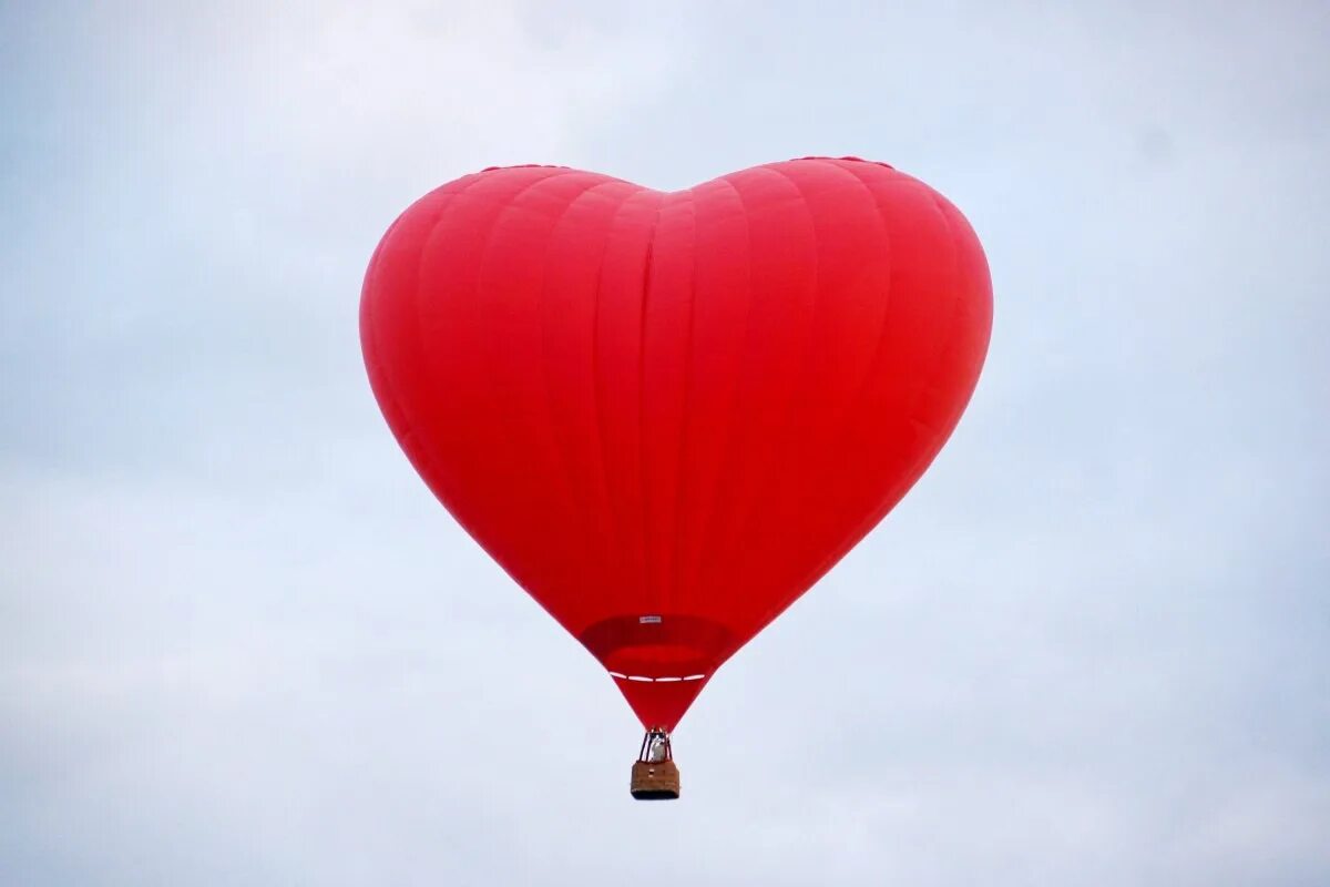 Воздушный шар «сердце». Воздушный шар в форме сердца. Воздушные шары в форме сердца. Воздушный шар в виде сердца с корзиной. Сердце полетело