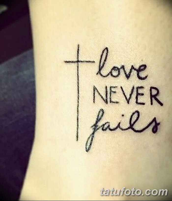 Love never falls перевод. Never Love тату. Love never fails. Love never fails тату. Тату христианские надписи.