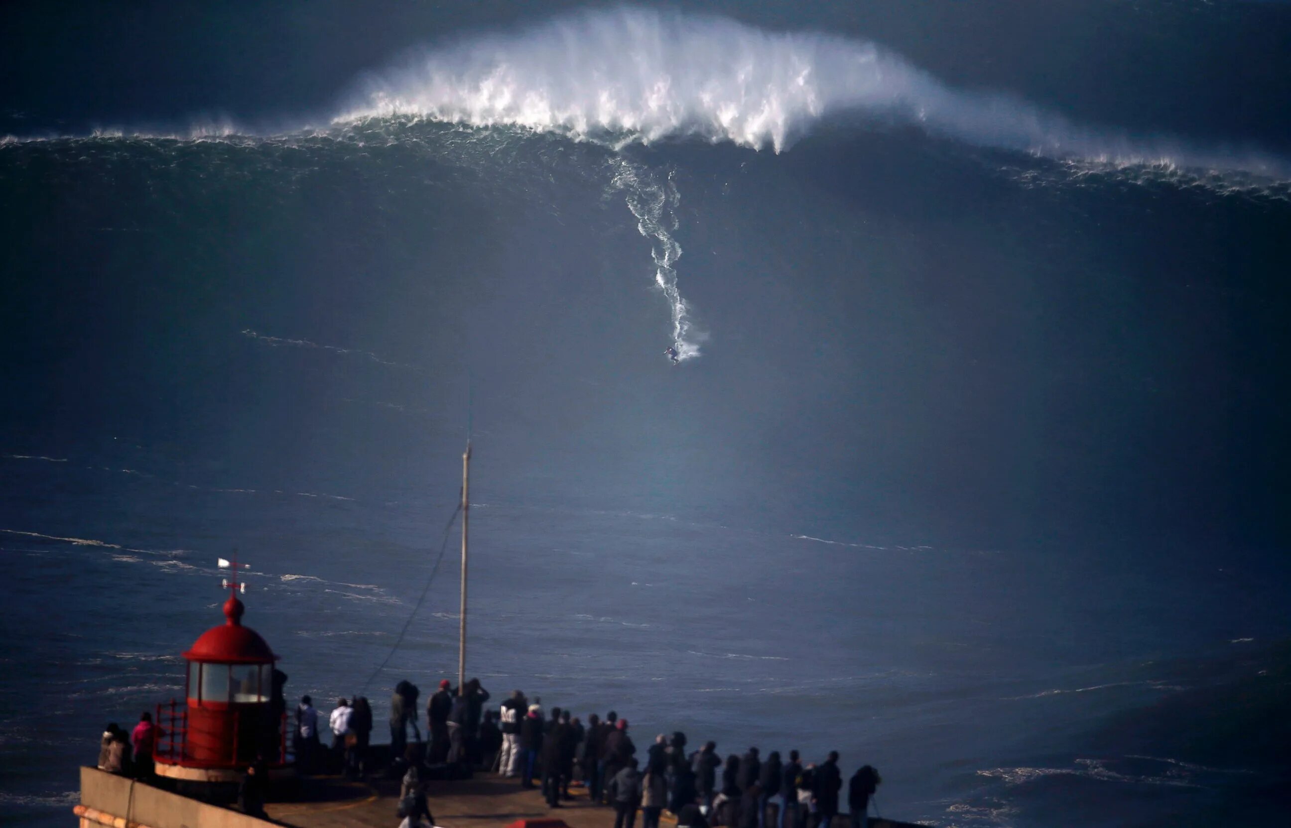 Самая высокая волна. Назаре Португалия серфинг. Nazare Portugal волны. Шторм Назаре Португалия. Гигантские волны в Назаре Португалия.