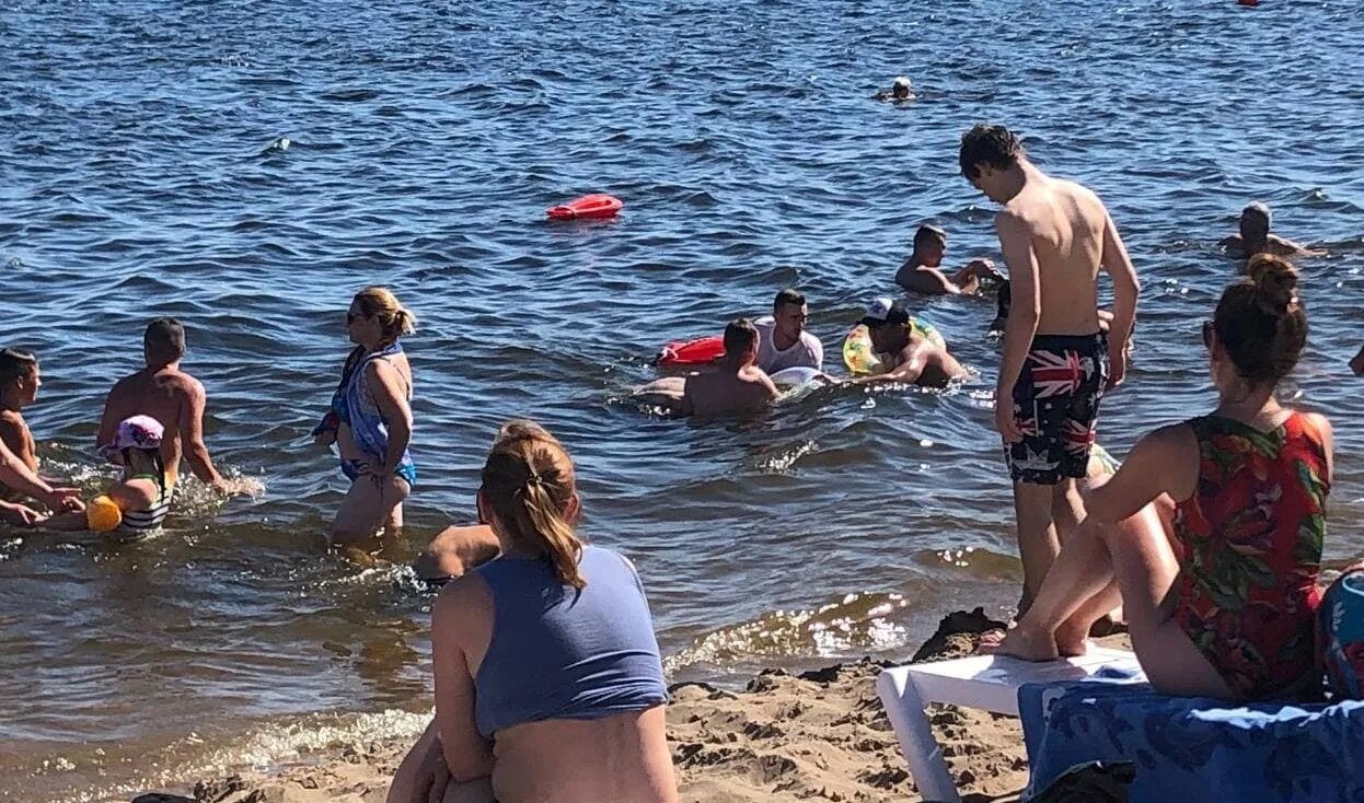 Губкинский городской пляж. Саратовский пляж. Городской пляж. Саратовский пляж новый. Утонул на городском пляже.