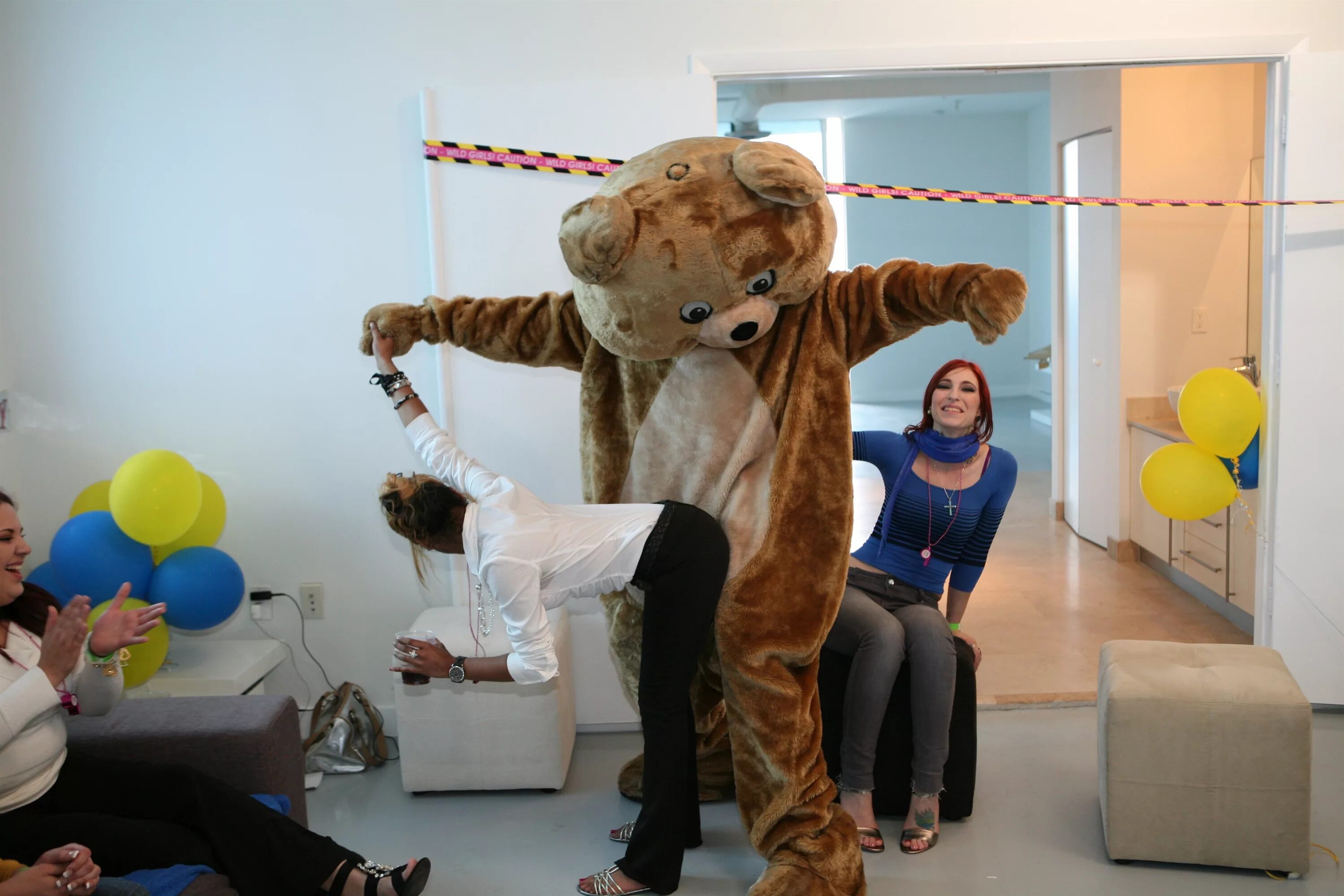 Медведь танцует. Dancing bear house модели. Dancing bear фото. Танцующий медведь вечеринка. Dancing bear в россии.